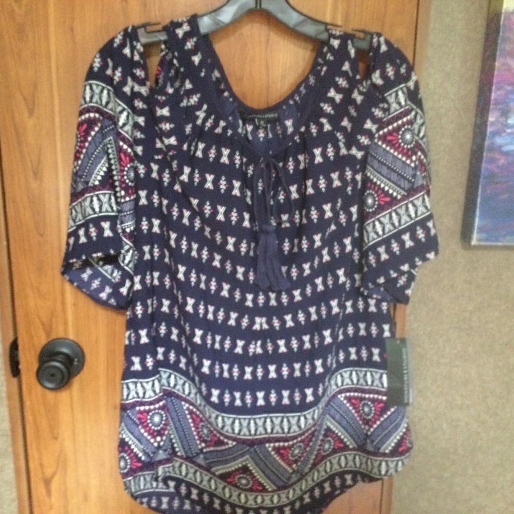 SALE BUY 2/$30. NWT. Signature Studio Brand Women’s M Navy Top